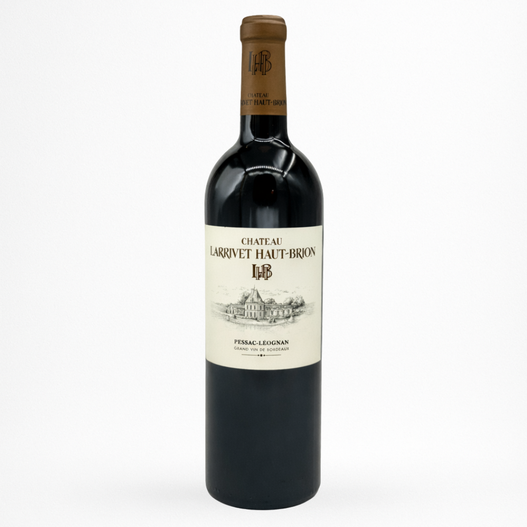 Château Larrivet Haut-Brion 2019 – Pessac-Léognan, Grand Vin de Bordeaux, vin rouge ; bouteille packshot sur fond blanc avec étiquette du château