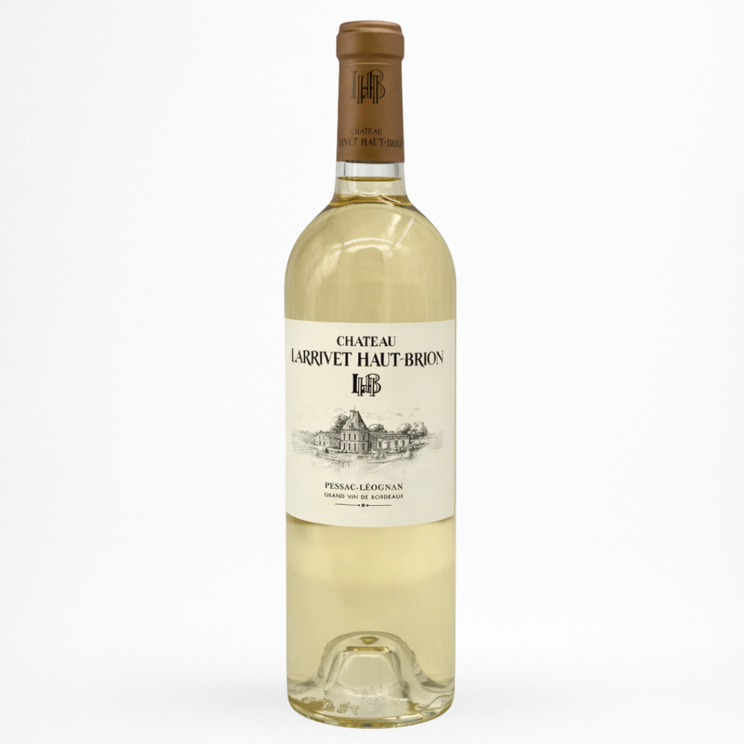 Château Larrivet Haut-Brion 2021 – Pessac-Léognan blanc, Grand Vin de Bordeaux ; bouteille packshot sur fond blanc avec étiquette du château