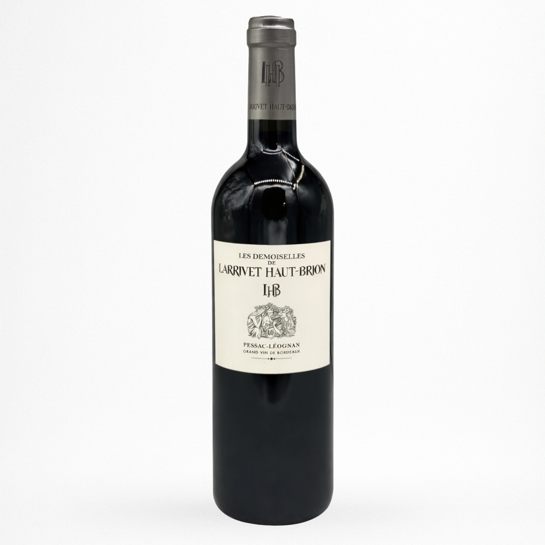 Château Larrivet Haut-Brion – Les Demoiselles 2019, Pessac-Léognan rouge ; bouteille packshot sur fond blanc avec étiquette noire et crème