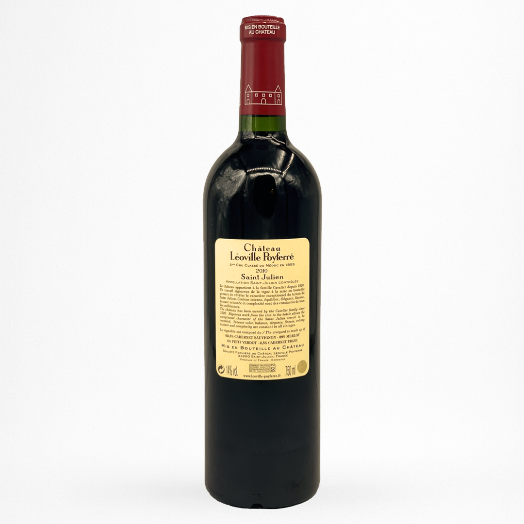 Contre etiquette de Bouteille de vin rouge Château Léoville Poyferré 2010 Saint-Julien, étiquette jaune, capsule rouge, verre sombre sur fond blanc