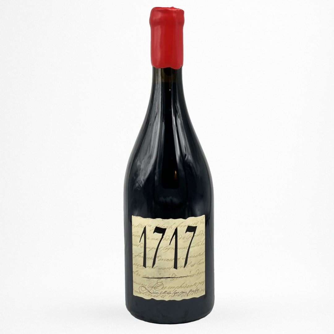 Bouteille de vin rouge Cuvée 1717, verre sombre, capsule cire rouge, étiquette crème avec grand 1717, fond blanc