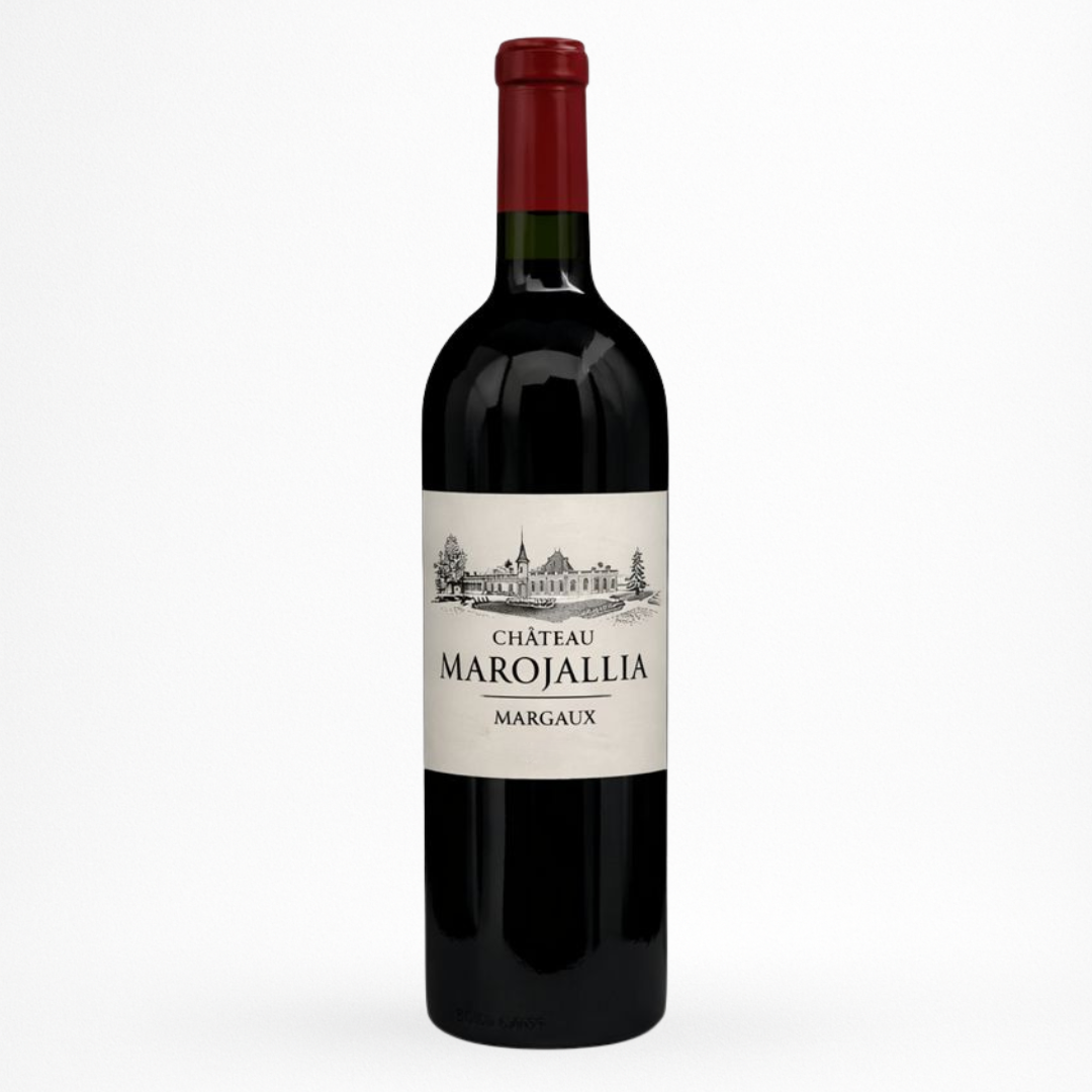 Bouteille de vin rouge Château Marojallia Margaux, étiquette blanche avec dessin de château, capsule rouge, verre sombre sur fond blanc