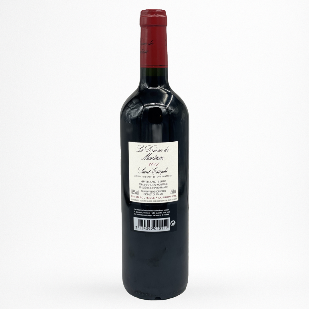 Bouteille de vin rouge La Dame de Montrose 2011 Saint-Estèphe, contre étiquette blanche, capsule bordeaux, verre sombre sur fond blanc
