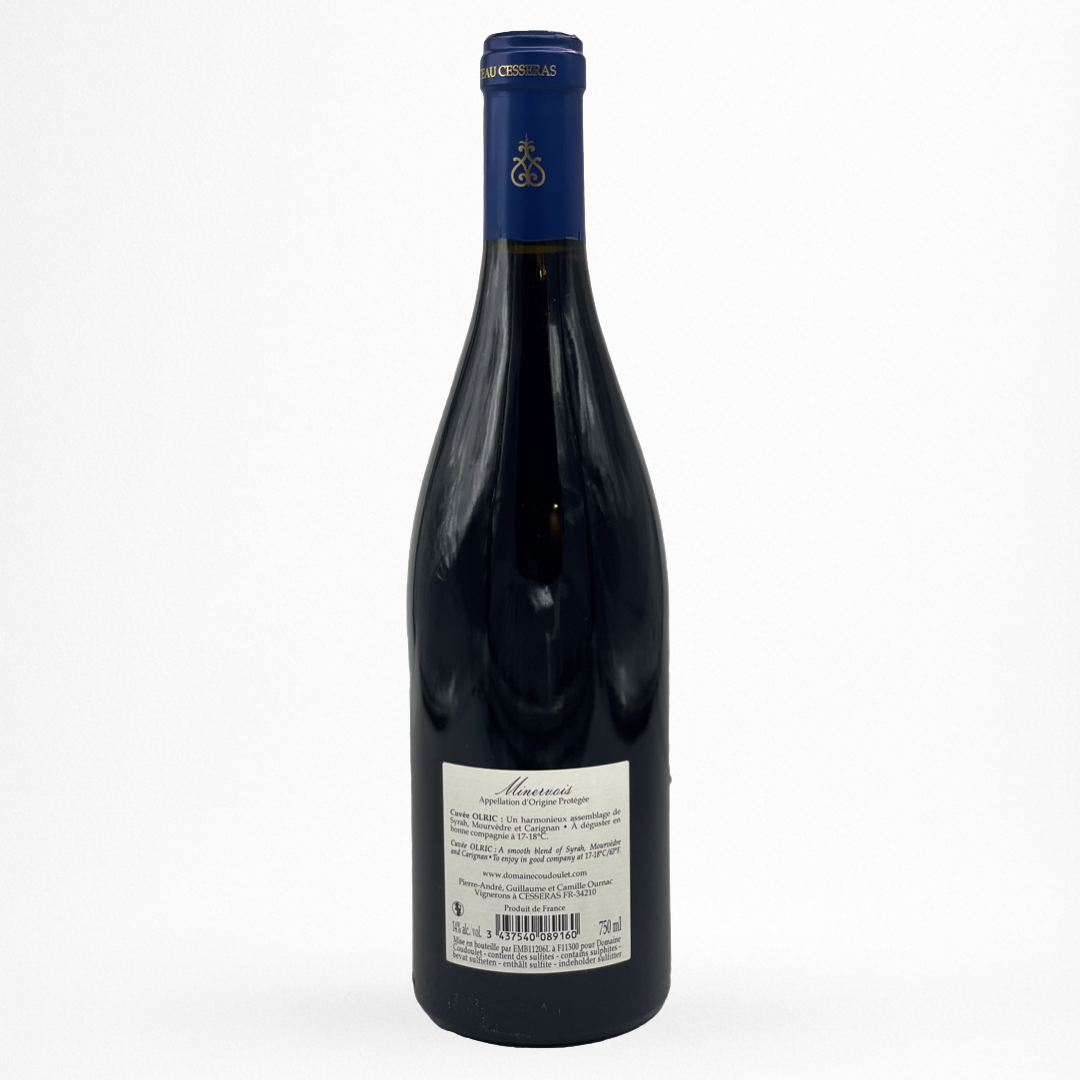 Bouteille Château de Cesseras “Olric” — Minervois AOP (Languedoc), contre etiquette vin rouge, sur fond blanc.