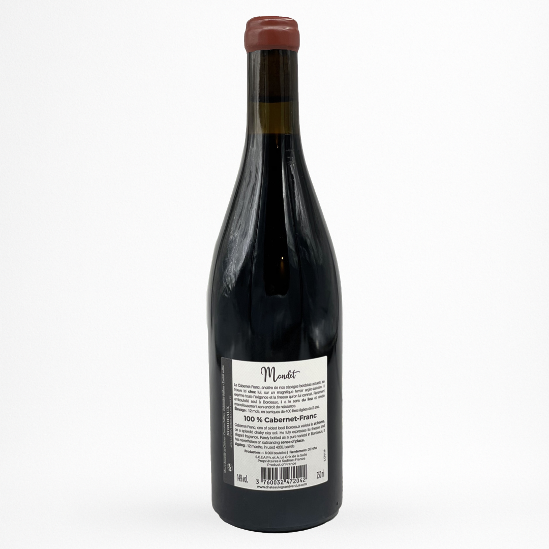 Bouteille de vin rouge Le Grand Verdus Mondet cabernet franc, contre étiquette blanche, capsule bordeaux, fond blanc