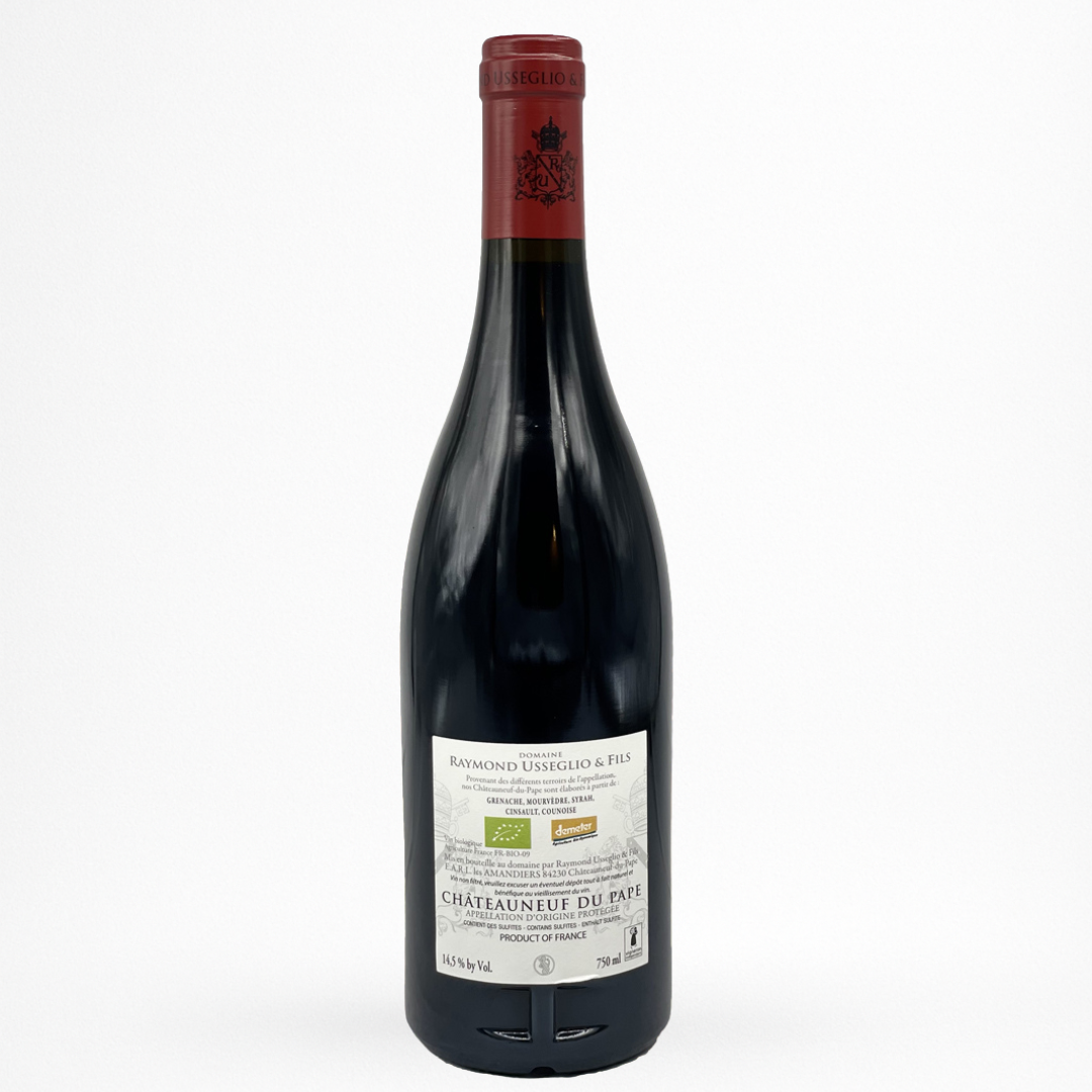 Châteauneuf-du-Pape rouge – Domaine Raymond Usseglio & Fils « Tradition » – contre etiquette bouteille sur fond blanc (Vallée du Rhône sud)