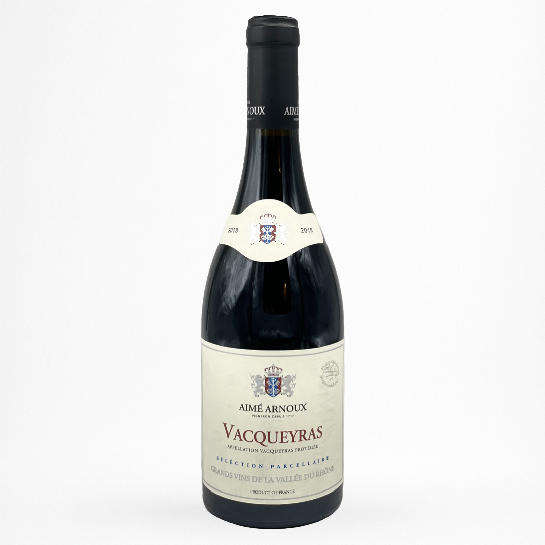 Bouteille de Vacqueyras Sélection Parcellaire Aimé Arnoux, vin rouge, vue de face sur fond blanc