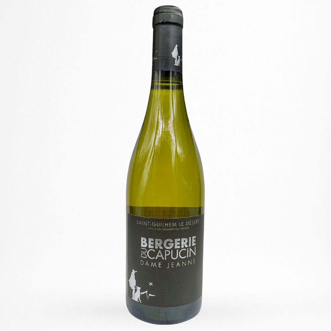 Bouteille de Dame Jeanne blanc Bergerie du Capucin, Saint-Guilhem-le-Désert, vin blanc, vue de face sur fond blanc