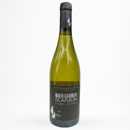 Bouteille de Dame Jeanne blanc Bergerie du Capucin, Saint-Guilhem-le-Désert, vin blanc, vue de face sur fond blanc