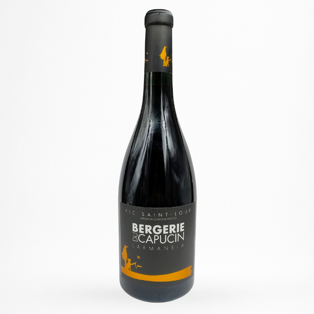 Bouteille de Larmanela Bergerie du Capucin, Pic-Saint-Loup, vin rouge, vue de face sur fond blanc