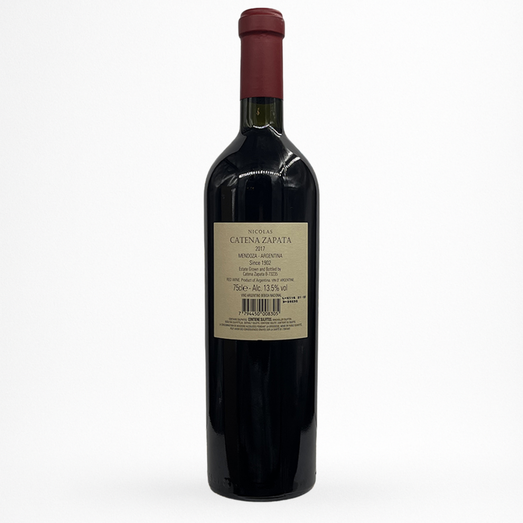 Bouteille de Nicolás Catena Zapata Bodega Catena Zapata, Mendoza, vin rouge d’Argentine, contre etiquette sur fond blanc