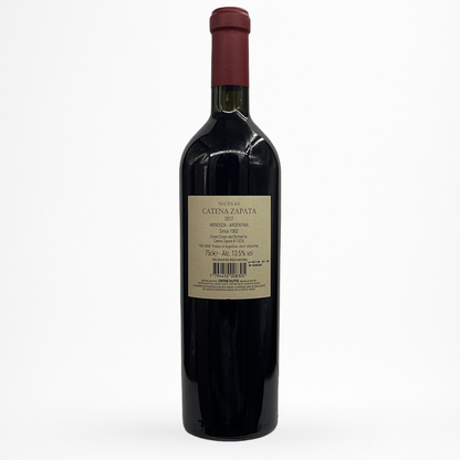Bouteille de Nicolás Catena Zapata Bodega Catena Zapata, Mendoza, vin rouge d’Argentine, contre etiquette sur fond blanc