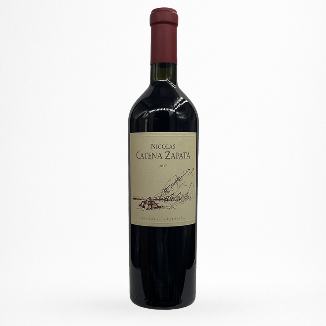 Bouteille de Nicolás Catena Zapata Bodega Catena Zapata, Mendoza, vin rouge d’Argentine, vue de face sur fond blanc
