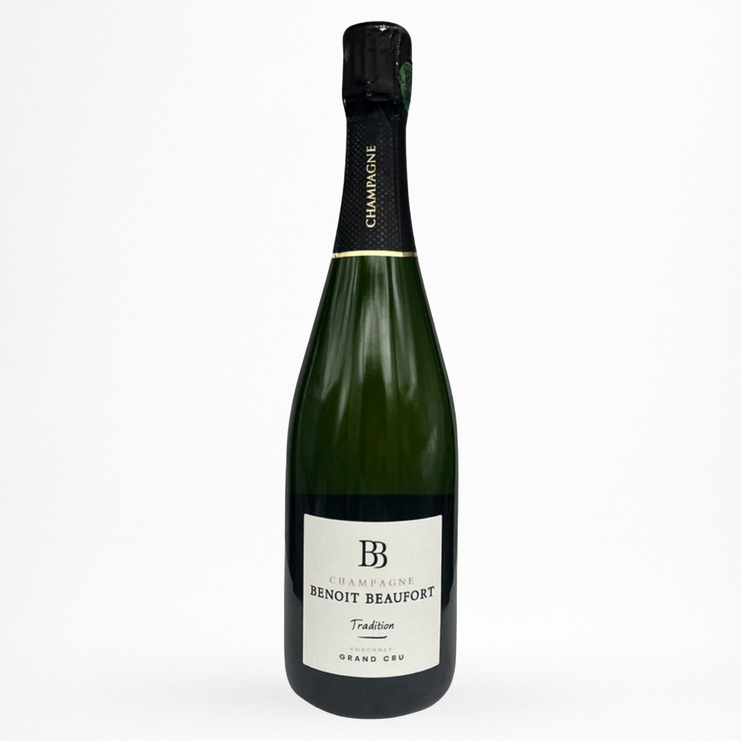 Bouteille de Champagne Brut Tradition Grand Cru Benoît Beaufort, Champagne, vin effervescent blanc, vue de face sur fond blanc