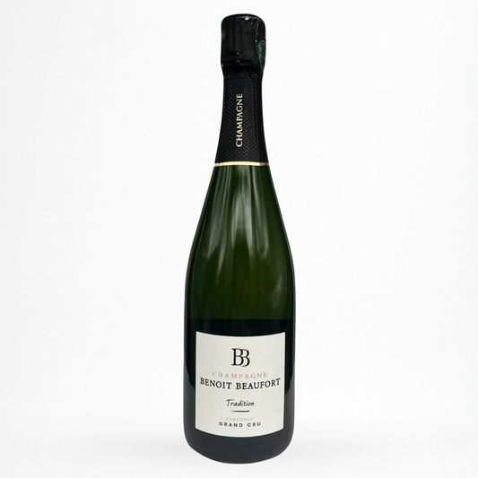 Bouteille de Champagne Brut Tradition Grand Cru Benoît Beaufort, Champagne, vin effervescent blanc, vue de face sur fond blanc