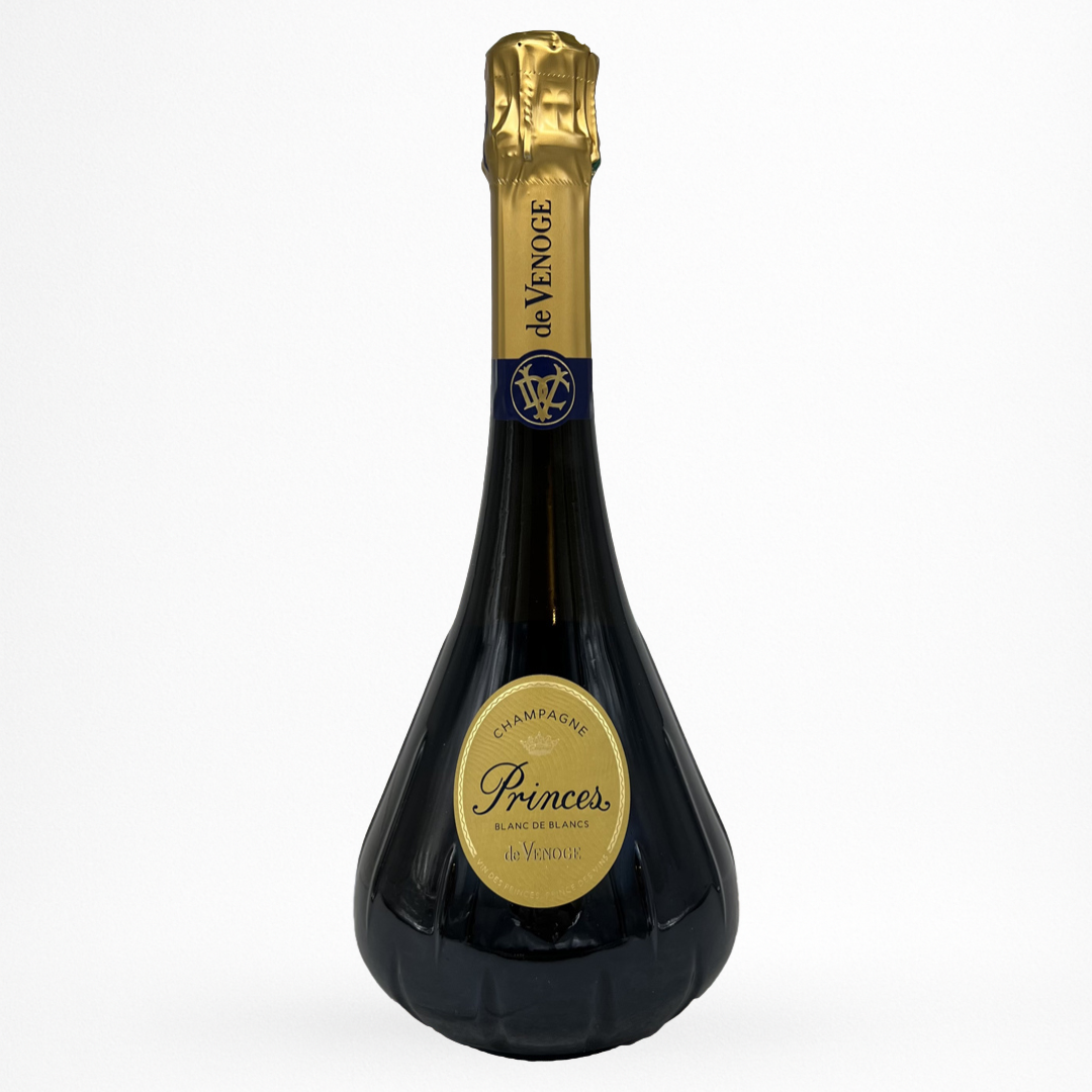 Bouteille de Princes Blanc de Blancs NV Champagne De Venoge, Champagne, vin effervescent blanc, vue de face sur fond blanc
