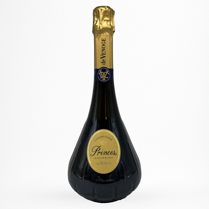 Bouteille de Princes Blanc de Blancs NV Champagne De Venoge, Champagne, vin effervescent blanc, vue de face sur fond blanc