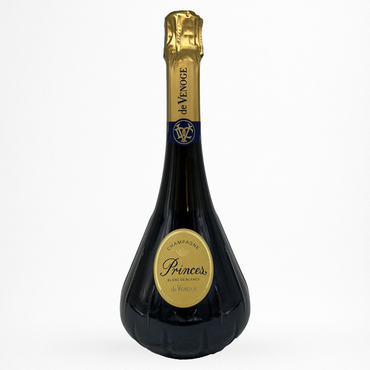 Bouteille de Princes Blanc de Blancs NV Champagne De Venoge, Champagne, vin effervescent blanc, vue de face sur fond blanc