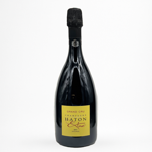 Bouteille de La Cuvée Brut Intense Extra Grand Cru NV Champagne Haton, Champagne, vin effervescent blanc, vue de face sur fond blanc