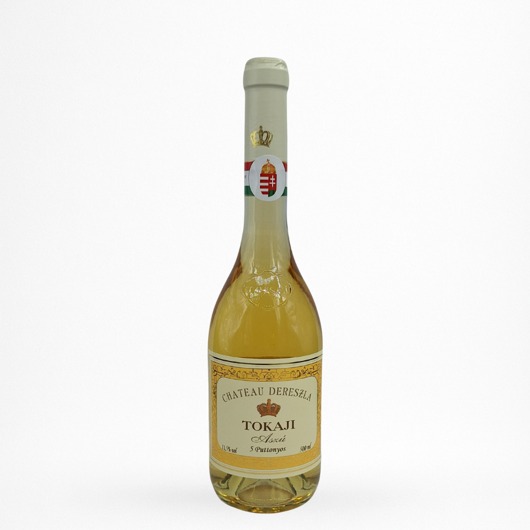 Bouteille de vin Château Dereszla Tokaji sweet 2019 en Tokaji hongrois sur fond blanc
