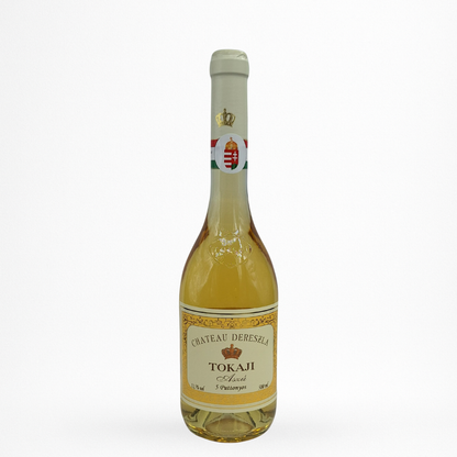 Bouteille de vin Château Dereszla Tokaji sweet 2019 en Tokaji hongrois sur fond blanc