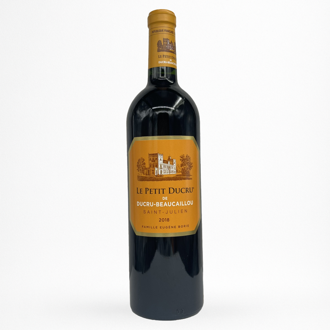 Bouteille de vin Château Ducru-Beaucaillou Le Petit Ducru 2018 en Saint-Julien sur fond blanc