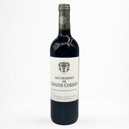 Bouteille de vin Château Grand Corbin Les Charmes de Grand Corbin 2018 en Saint-Emilion Grand Cru sur fond blanc