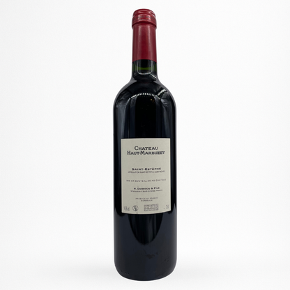 Château Haut-Marbuzet 2018 – Saint-Estèphe, vin rouge de Bordeaux, bouteille packshot sur fond blanc, contre étiquette illustrée du château