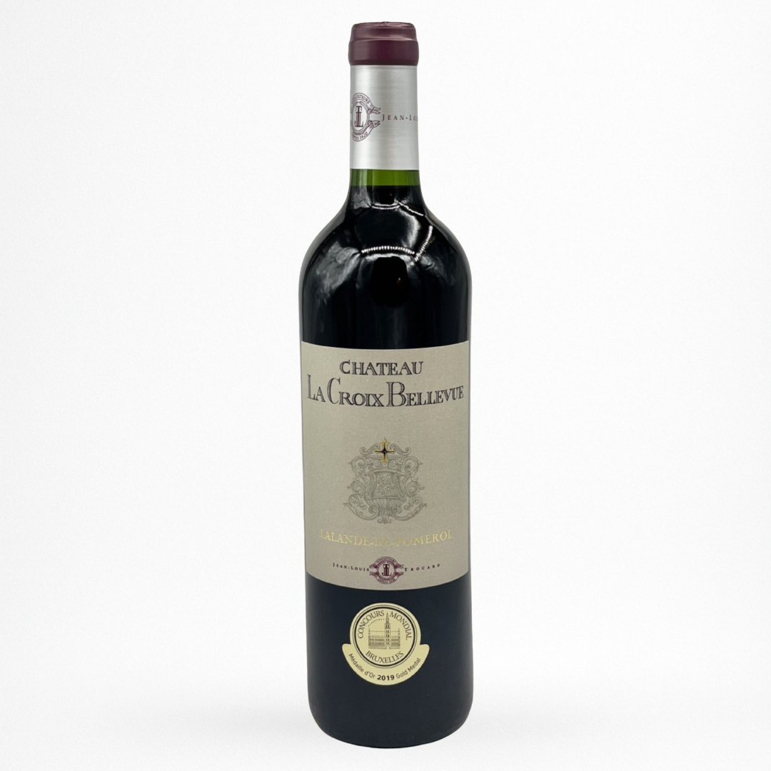 Château La Croix-Bellevue 2020 – Lalande-de-Pomerol AOP, vin rouge, bouteille packshot sur fond blanc, étiquette beige avec médailles