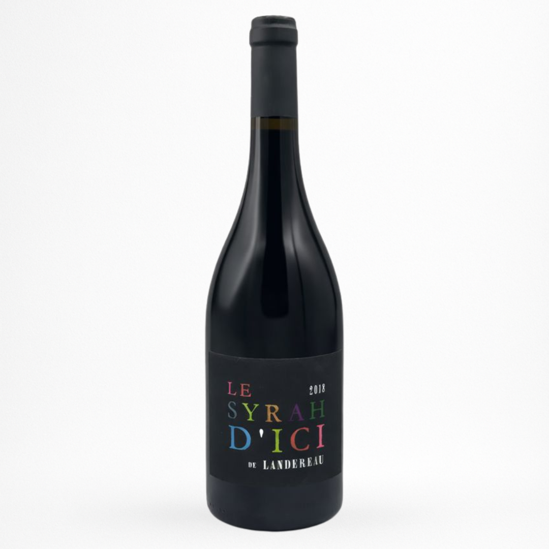 Château Landereau – Le Syrah d’ici 2021, Vin de France, vin rouge ; bouteille packshot sur fond blanc avec étiquette noire à typographie multicolore