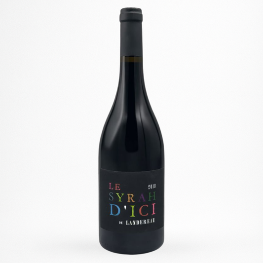 Château Landereau – Le Syrah d’ici 2021, Vin de France, vin rouge ; bouteille packshot sur fond blanc avec étiquette noire à typographie multicolore