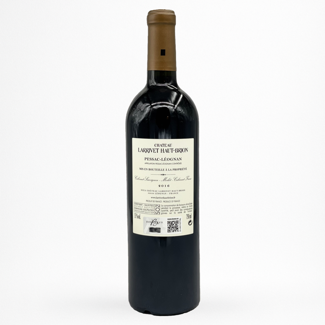 Château Larrivet Haut-Brion 2016 – Pessac-Léognan, Grand Vin de Bordeaux, vin rouge ; contre etiquette de bouteille packshot sur fond blanc avec étiquette du château
