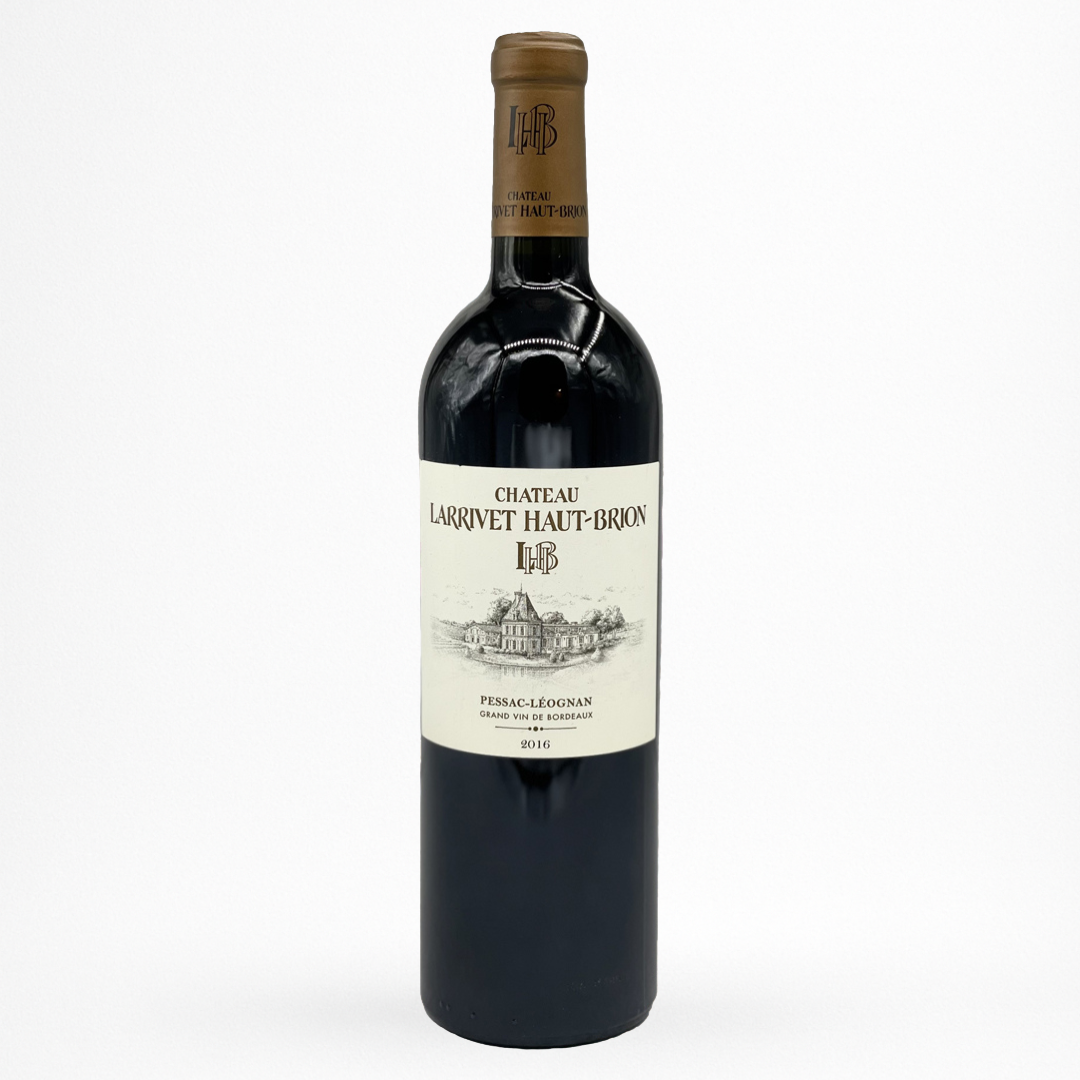 Château Larrivet Haut-Brion 2016 – Pessac-Léognan, Grand Vin de Bordeaux, vin rouge ; bouteille packshot sur fond blanc avec étiquette du château
