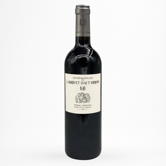 Château Larrivet Haut-Brion – Les Demoiselles 2019, Pessac-Léognan rouge ; bouteille packshot sur fond blanc avec étiquette noire et crème