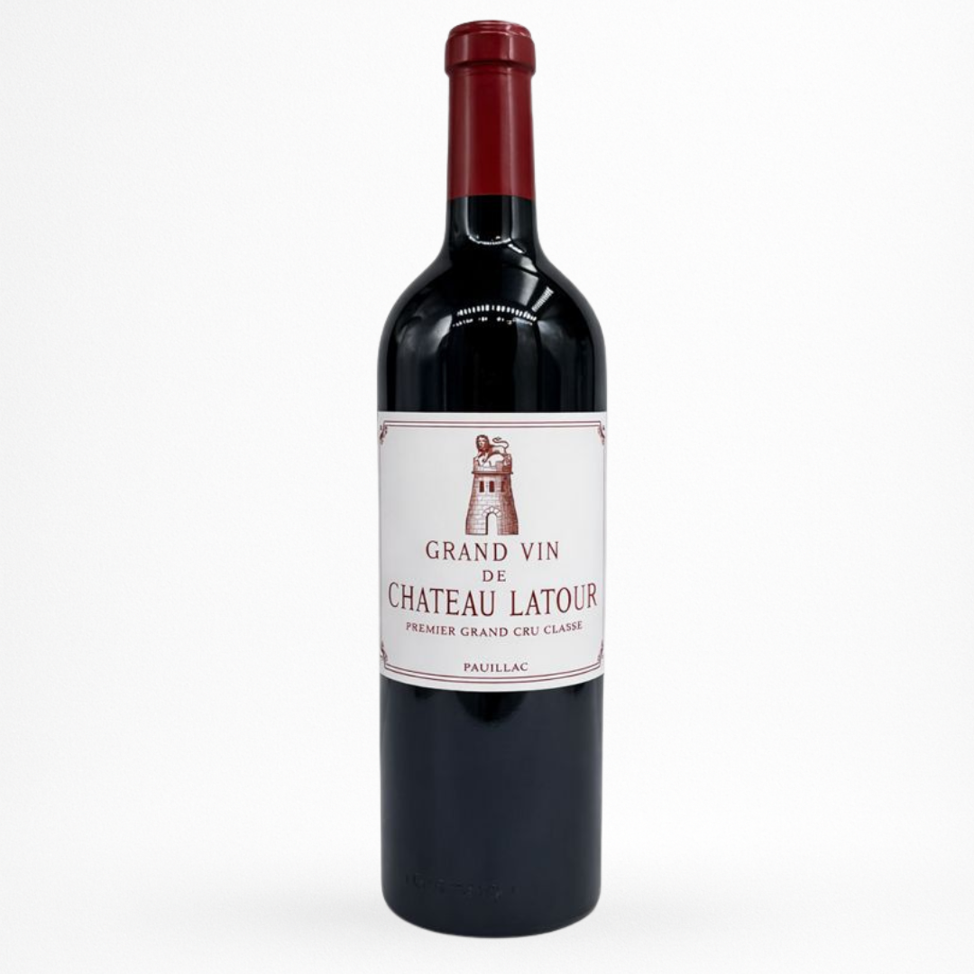 Bouteille de vin rouge Château Latour 2005 Pauillac avec étiquette blanche et capsule rouge sur fond blanc