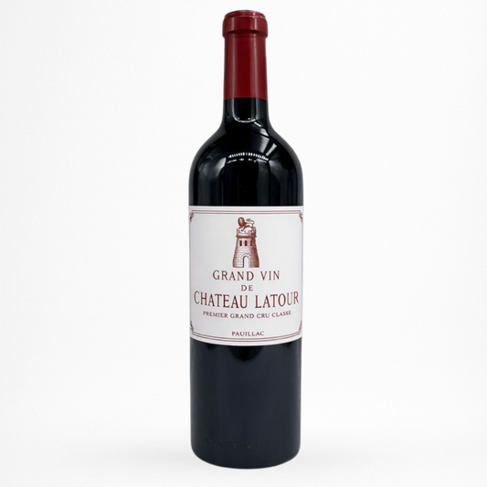 Bouteille de vin rouge Château Latour 2005 Pauillac avec étiquette blanche et capsule rouge sur fond blanc
