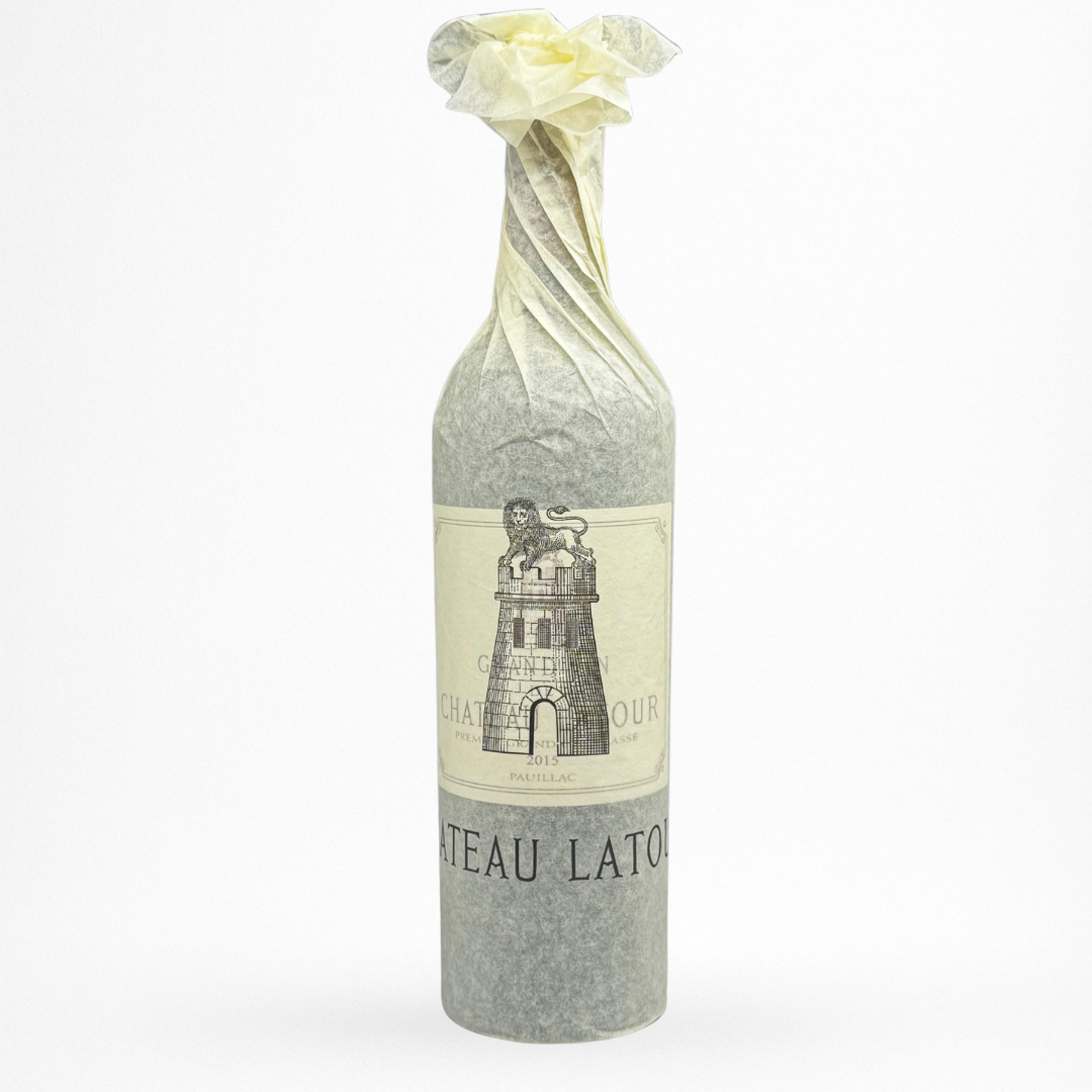 Château Latour 2015 – Pauillac (Grand Cru Classé), bouteille 75 cl sous papier de soie siglé, packshot sur fond blanc.