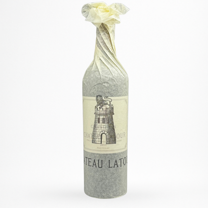 Château Latour 2015 – Pauillac (Grand Cru Classé), bouteille 75 cl sous papier de soie siglé, packshot sur fond blanc.