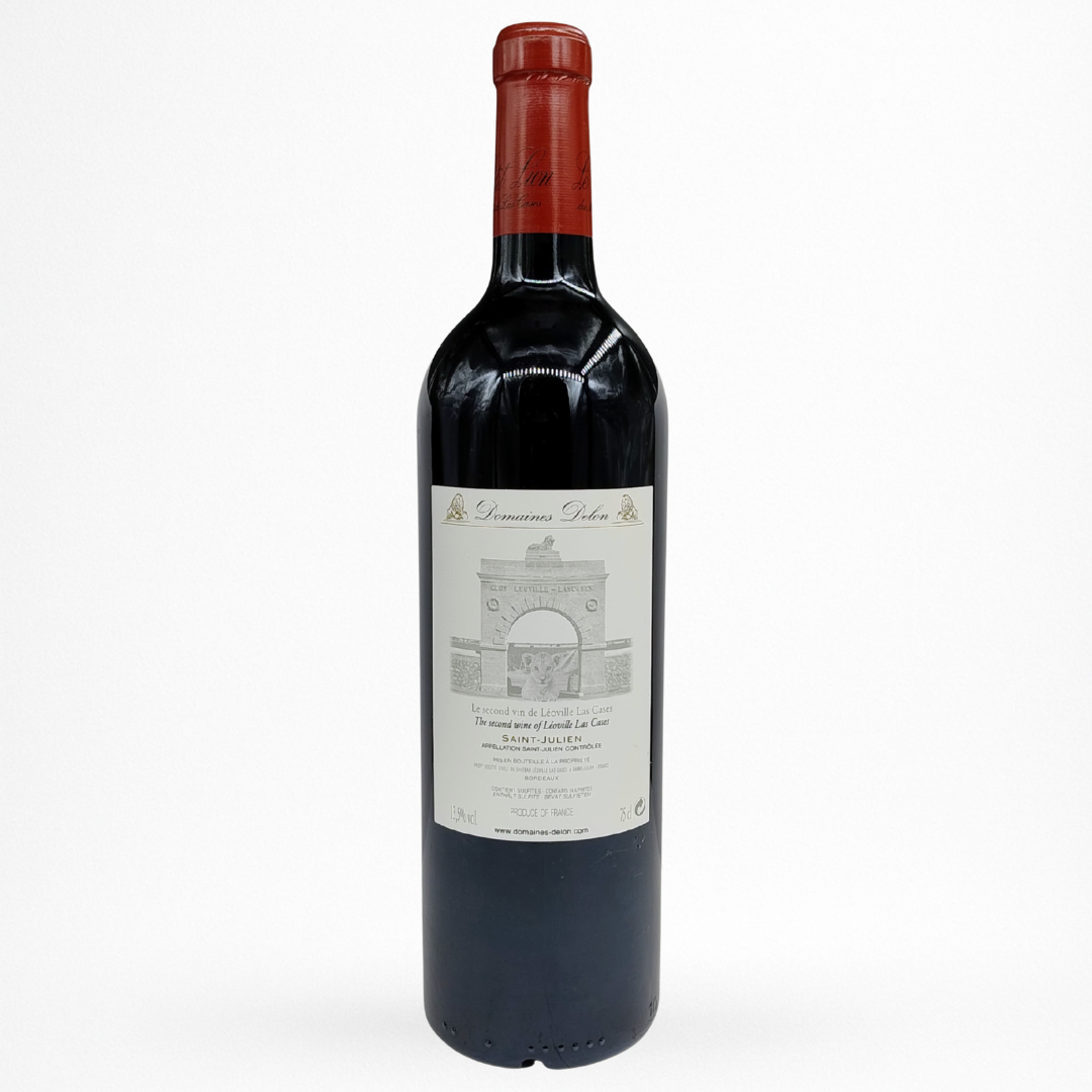Bouteille de vin rouge Le Petit Lion du Marquis de Las Cases 2014 Saint-Julien, contre étiquette crème, capsule rouge, fond blanc