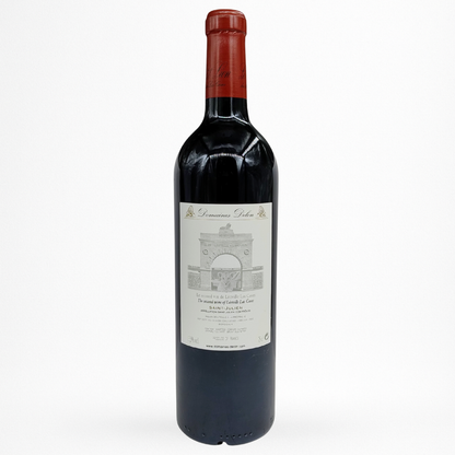 Bouteille de vin rouge Le Petit Lion du Marquis de Las Cases 2014 Saint-Julien, contre étiquette crème, capsule rouge, fond blanc