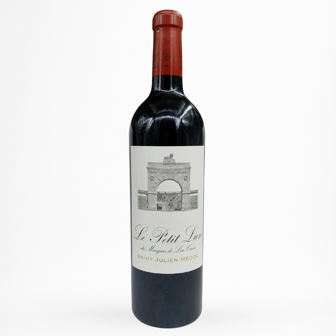 Bouteille de vin rouge Le Petit Lion du Marquis de Las Cases 2014 Saint-Julien, étiquette crème, capsule rouge, fond blanc