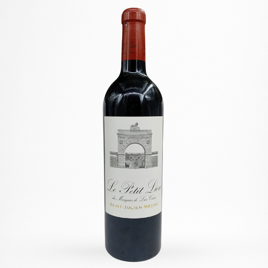 Bouteille de vin rouge Le Petit Lion du Marquis de Las Cases 2014 Saint-Julien, étiquette crème, capsule rouge, fond blanc