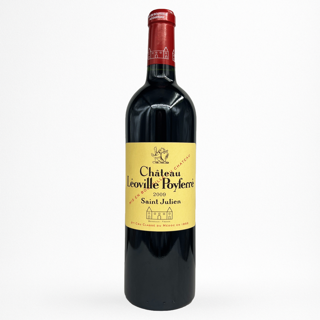 Bouteille de vin rouge Château Léoville Poyferré 2009 Saint-Julien, étiquette jaune, capsule rouge, verre sombre sur fond blanc
