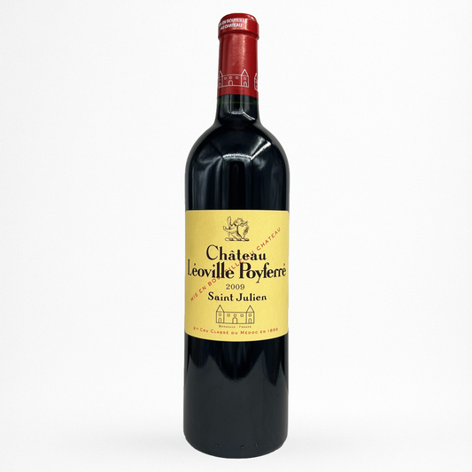 Bouteille de vin rouge Château Léoville Poyferré 2009 Saint-Julien, étiquette jaune, capsule rouge, verre sombre sur fond blanc