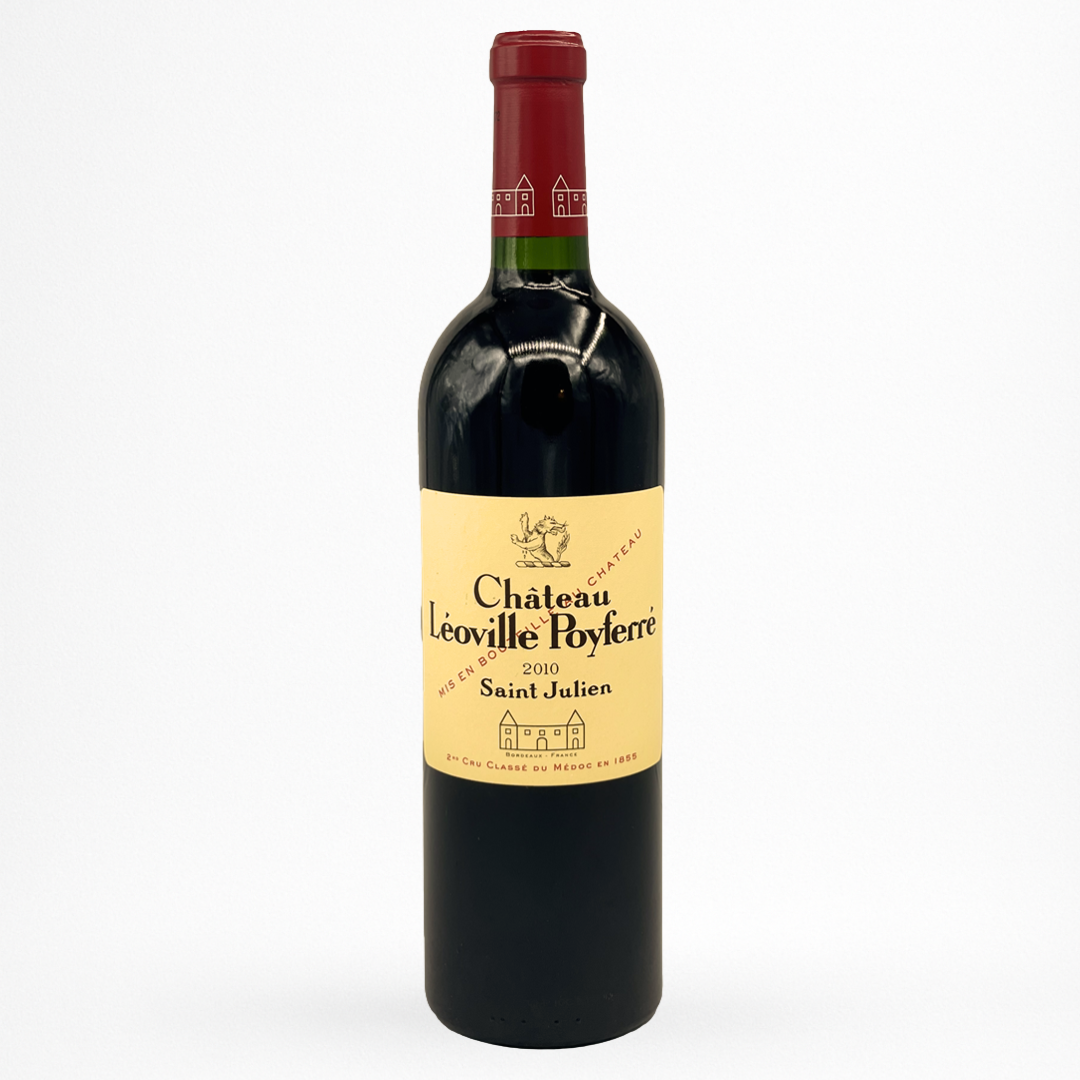 Contre etiquette de Bouteille de vin rouge Château Léoville Poyferré 2010 Saint-Julien, étiquette jaune, capsule rouge, verre sombre sur fond blanc