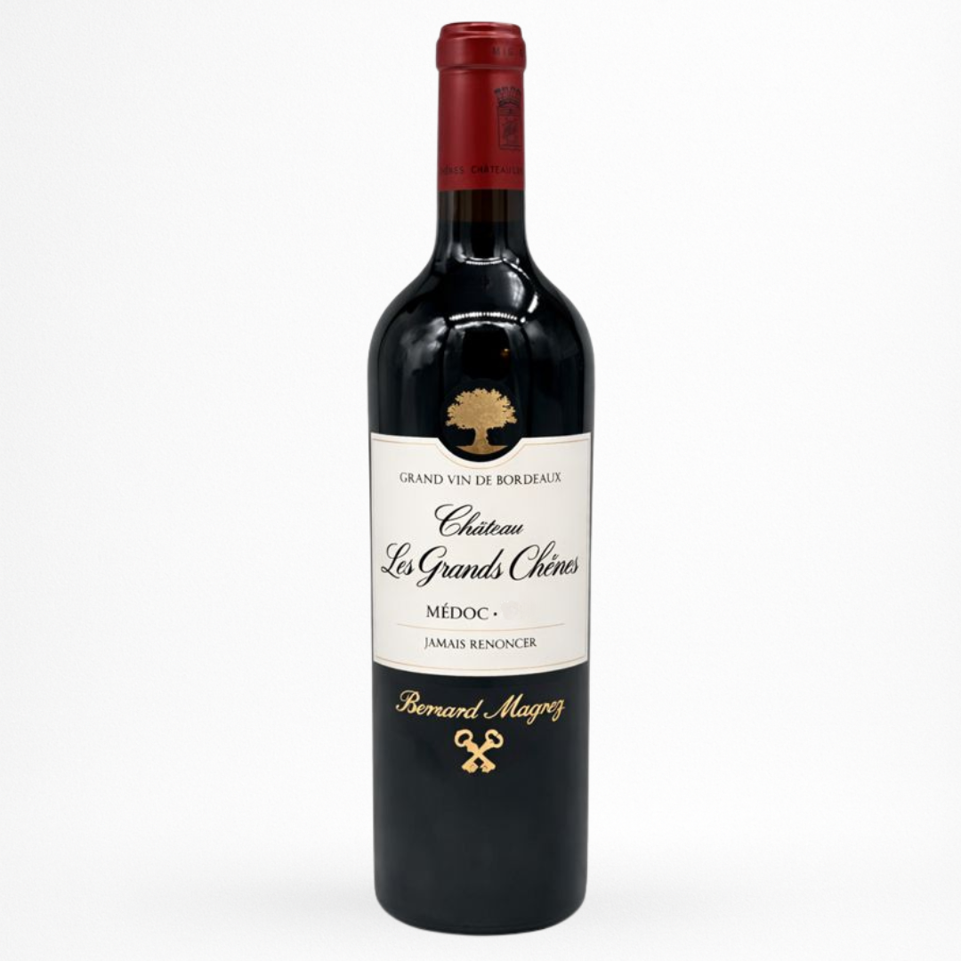 Bouteille de vin rouge Château Les Grands Chênes 2015 Médoc, étiquette blanche, capsule rouge, fond blanc