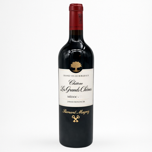 Bouteille de vin rouge Château Les Grands Chênes 2015 Médoc, étiquette blanche, capsule rouge, fond blanc