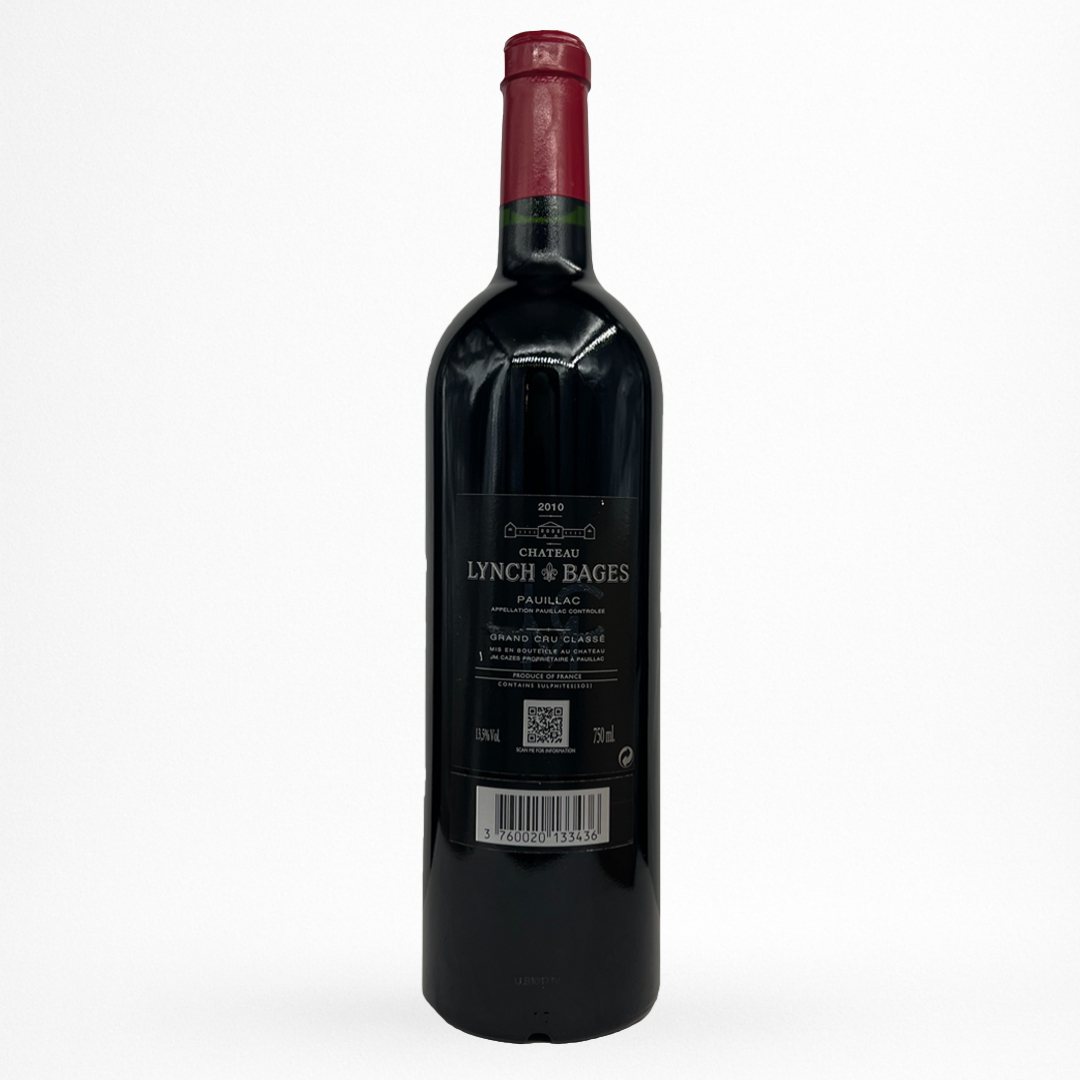 Bouteille de vin rouge Château Lynch-Bages 2010 Pauillac, contre étiquette gris clair, capsule bordeaux, verre sombre, fond blanc