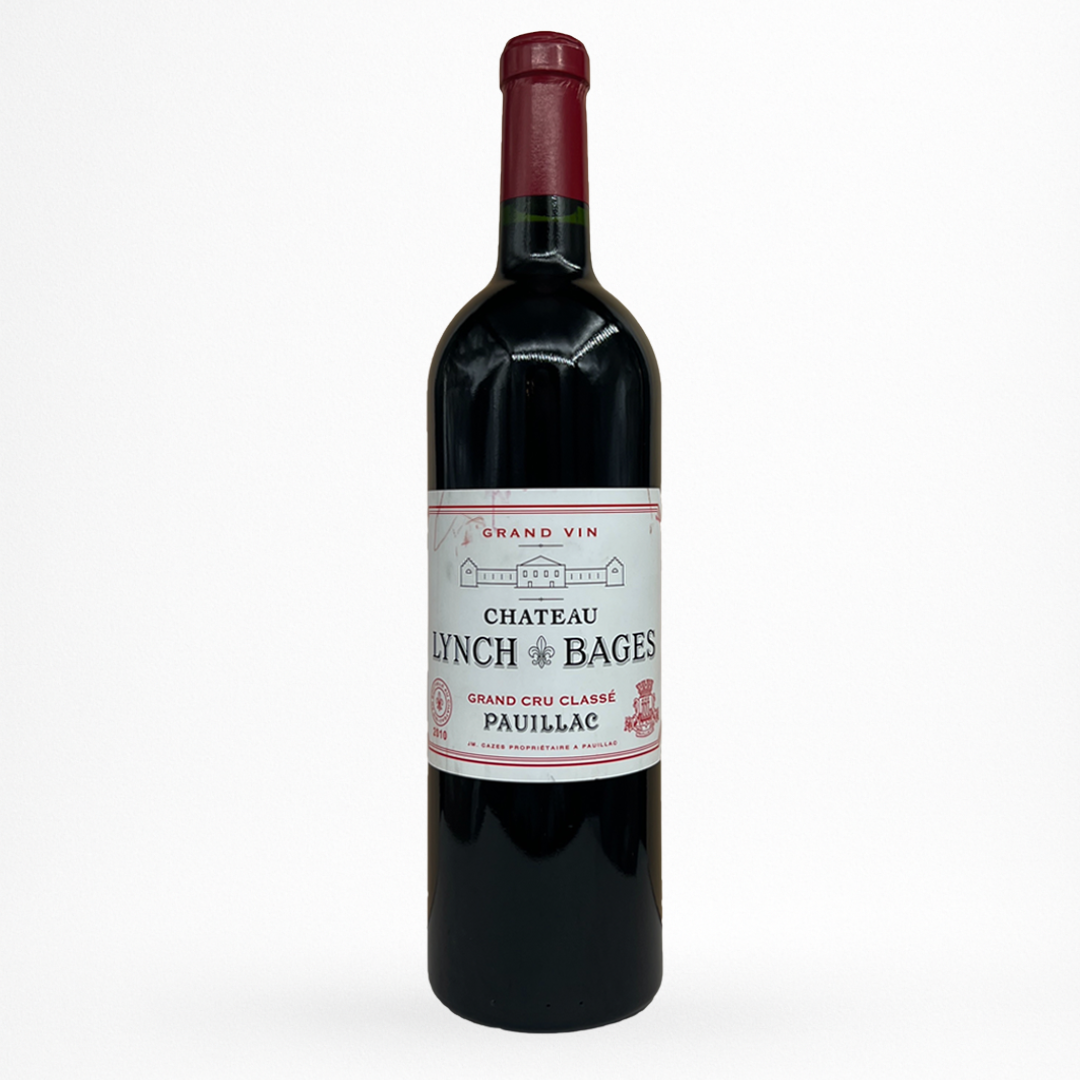 Bouteille de vin rouge Château Lynch-Bages 2010 Pauillac, étiquette gris clair, capsule bordeaux, verre sombre, fond blanc