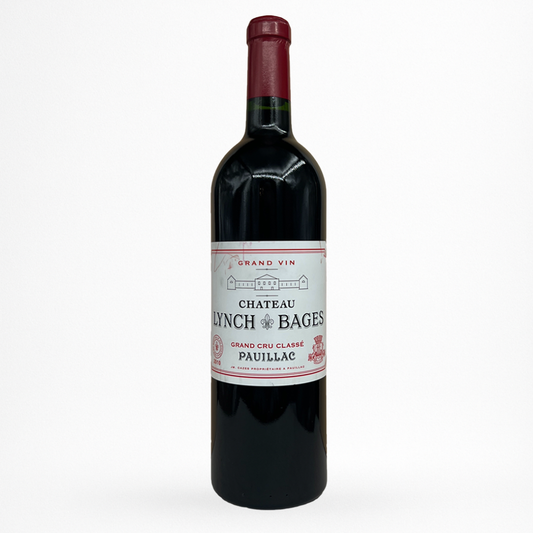 Bouteille de vin rouge Château Lynch-Bages 2010 Pauillac, étiquette gris clair, capsule bordeaux, verre sombre, fond blanc